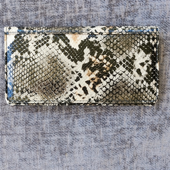 NWOT Kenneth Cole Reaction Snake Print Wallet - Picture 3 of 5